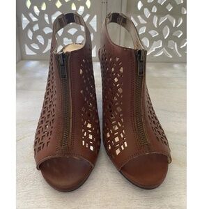 NWOT RAMPAGE KITES BROWN WEDGE SANDAL LATTICE DESIGN ZIPPER FRONT SZ 9